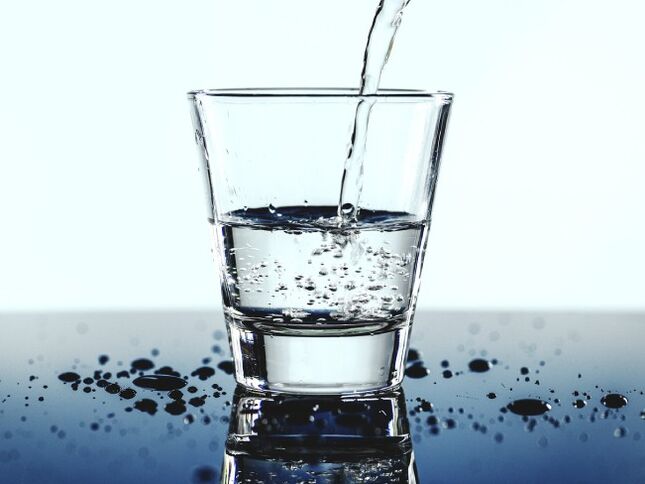 apa potabilă împreună cu alcoolul