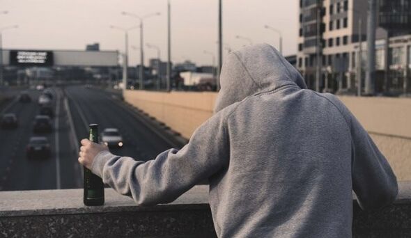 Băutând om cum să ajute la depășirea dependenței